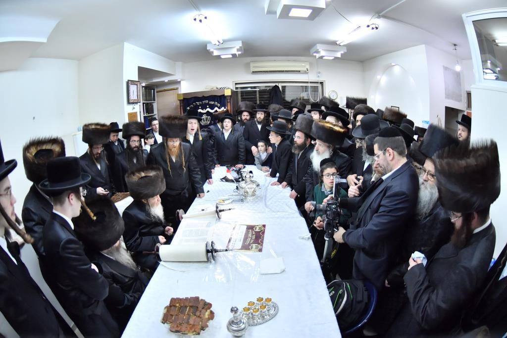 הכנסת ס"ת לבית מדרש שומרי אמונים. צפו