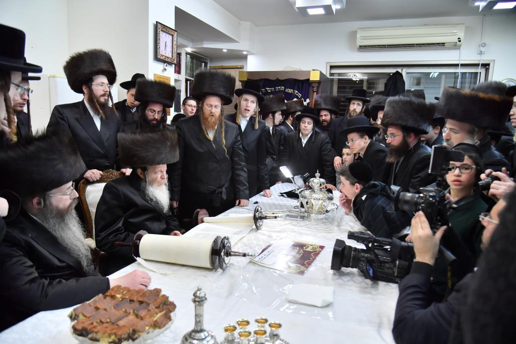 הכנסת ס"ת לבית מדרש שומרי אמונים. צפו