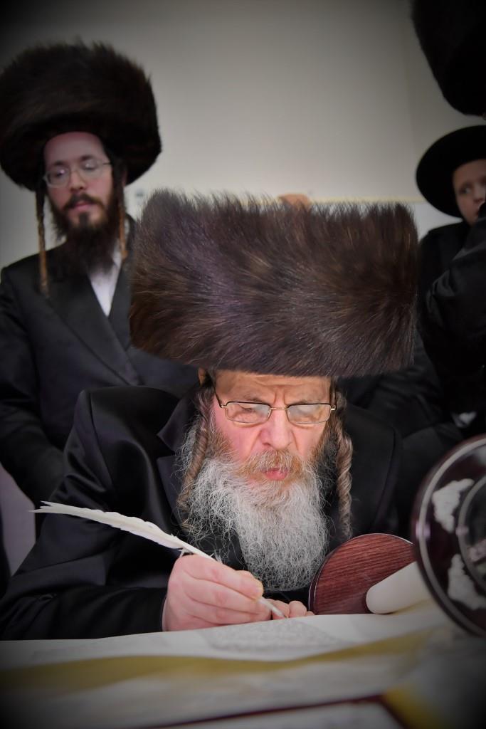 הכנסת ס"ת לבית מדרש שומרי אמונים. צפו