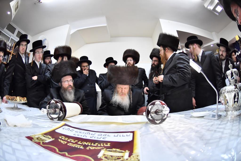 הכנסת ס"ת לבית מדרש שומרי אמונים. צפו