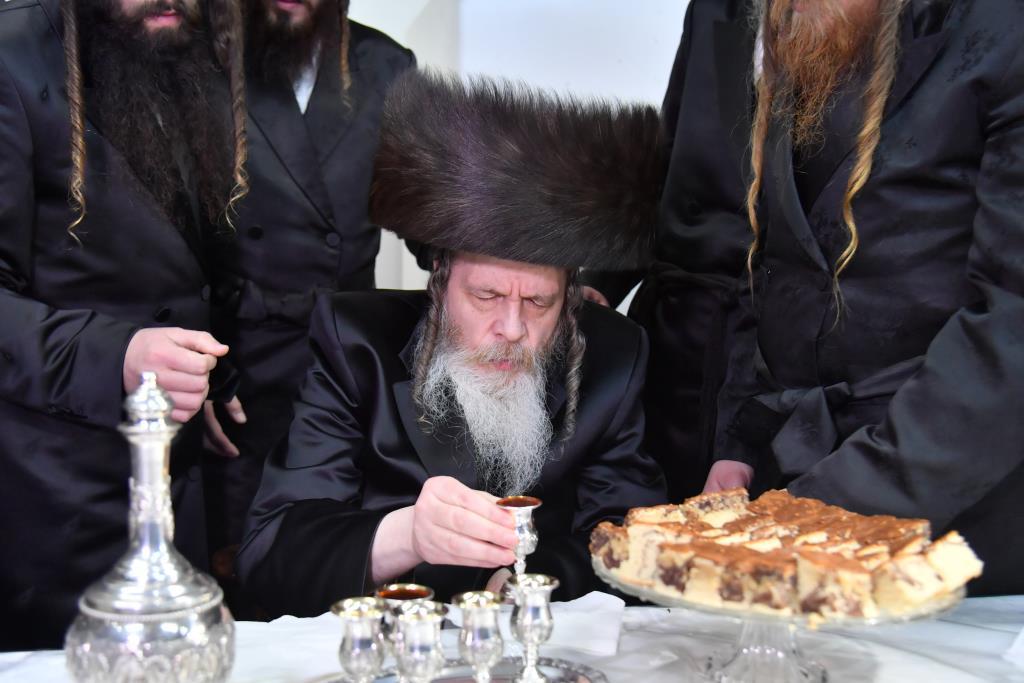 הכנסת ס"ת לבית מדרש שומרי אמונים. צפו