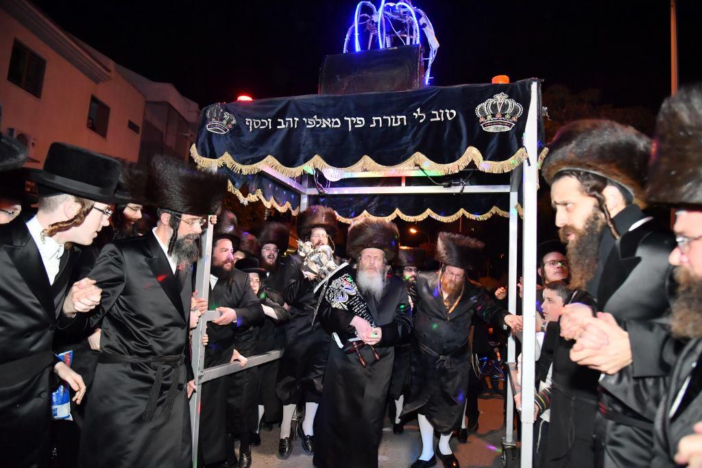 הכנסת ס"ת לבית מדרש שומרי אמונים. צפו