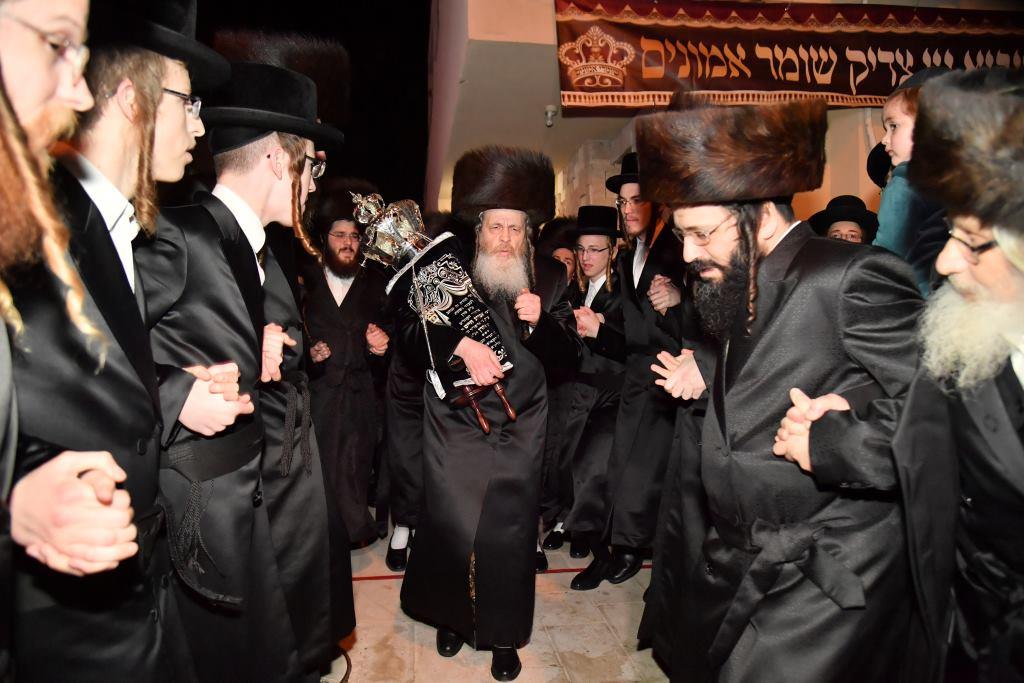 הכנסת ס"ת לבית מדרש שומרי אמונים. צפו