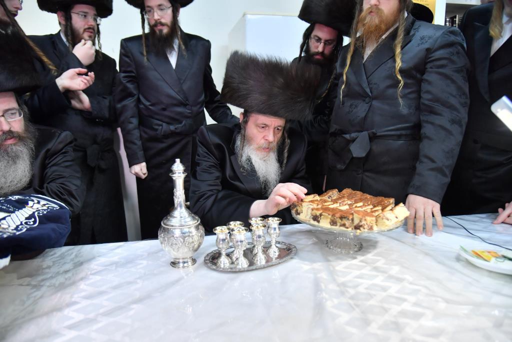 הכנסת ס"ת לבית מדרש שומרי אמונים. צפו