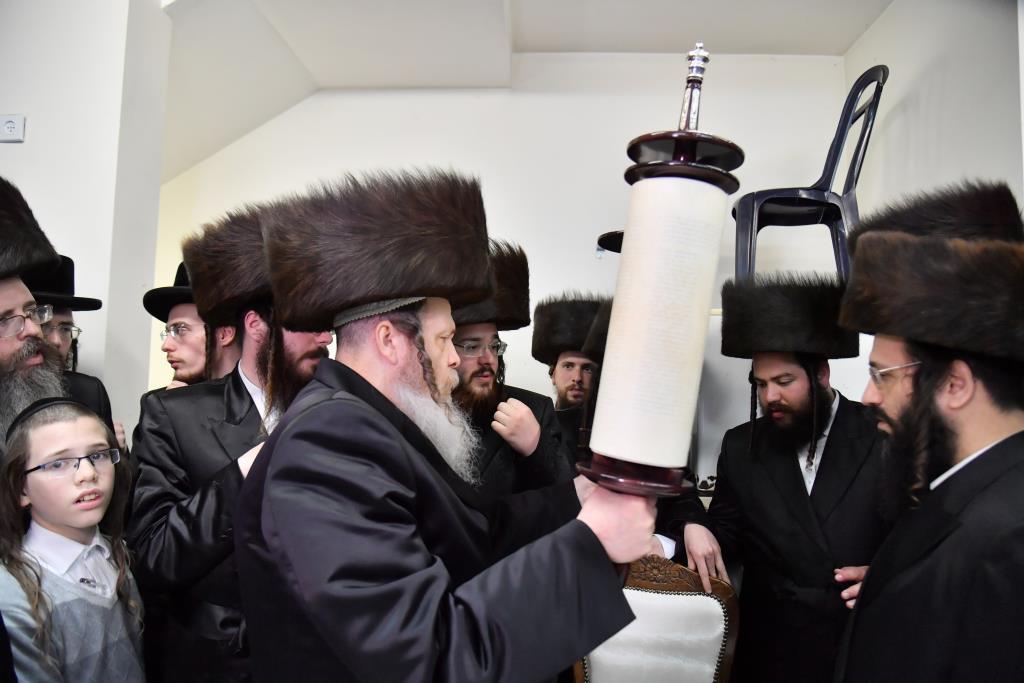 הכנסת ס"ת לבית מדרש שומרי אמונים. צפו