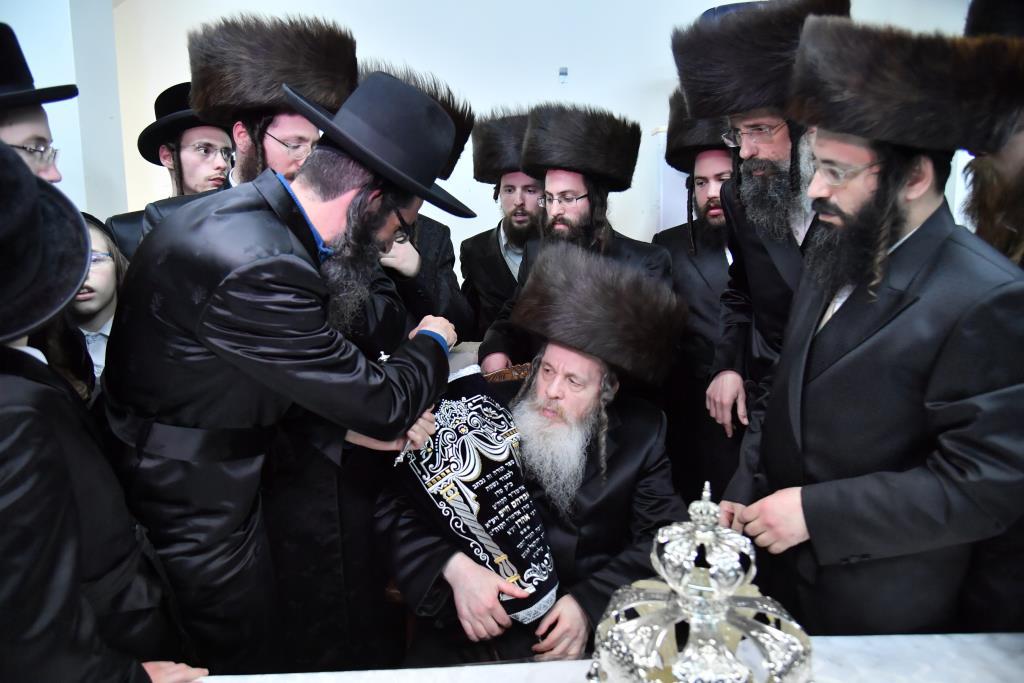 הכנסת ס"ת לבית מדרש שומרי אמונים. צפו