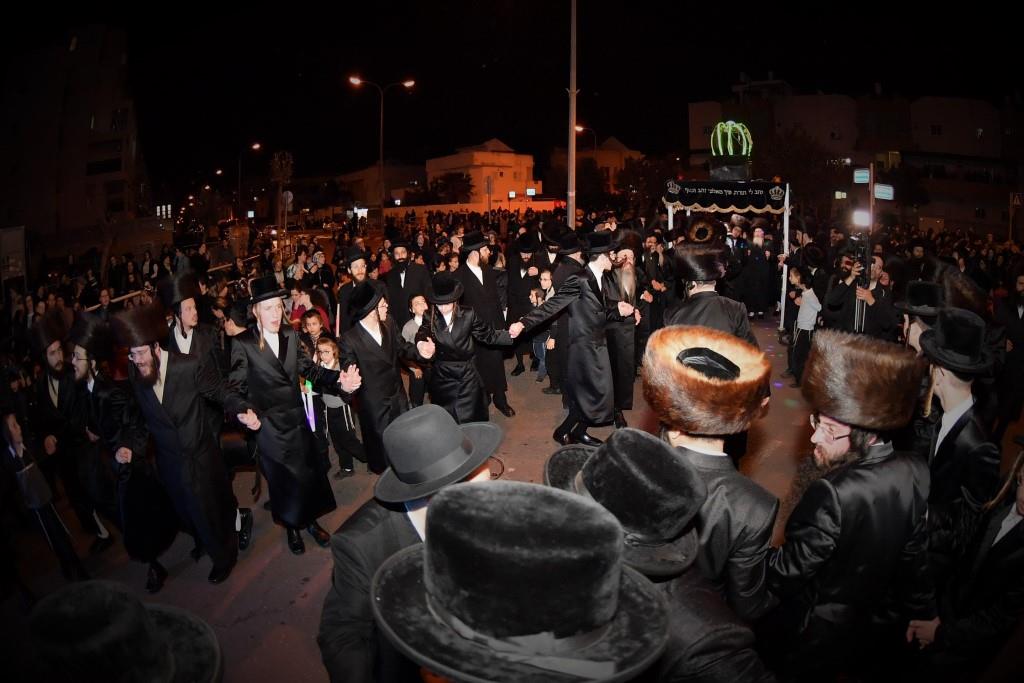 הכנסת ס"ת לבית מדרש שומרי אמונים. צפו
