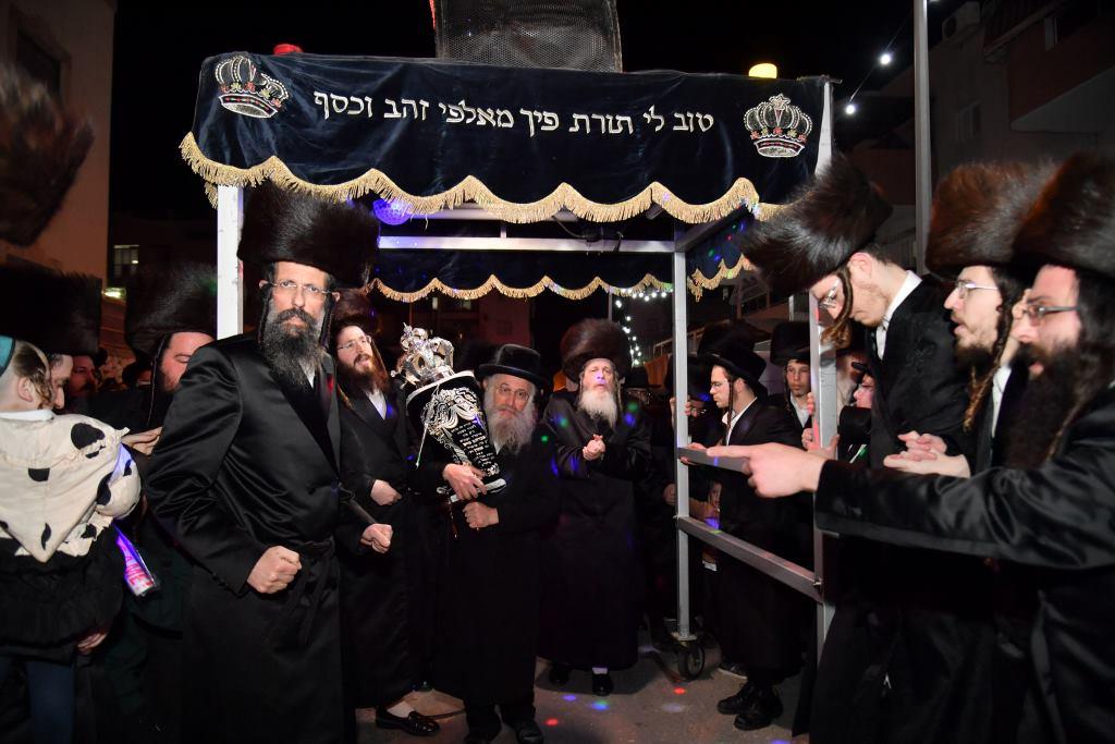 הכנסת ס"ת לבית מדרש שומרי אמונים. צפו