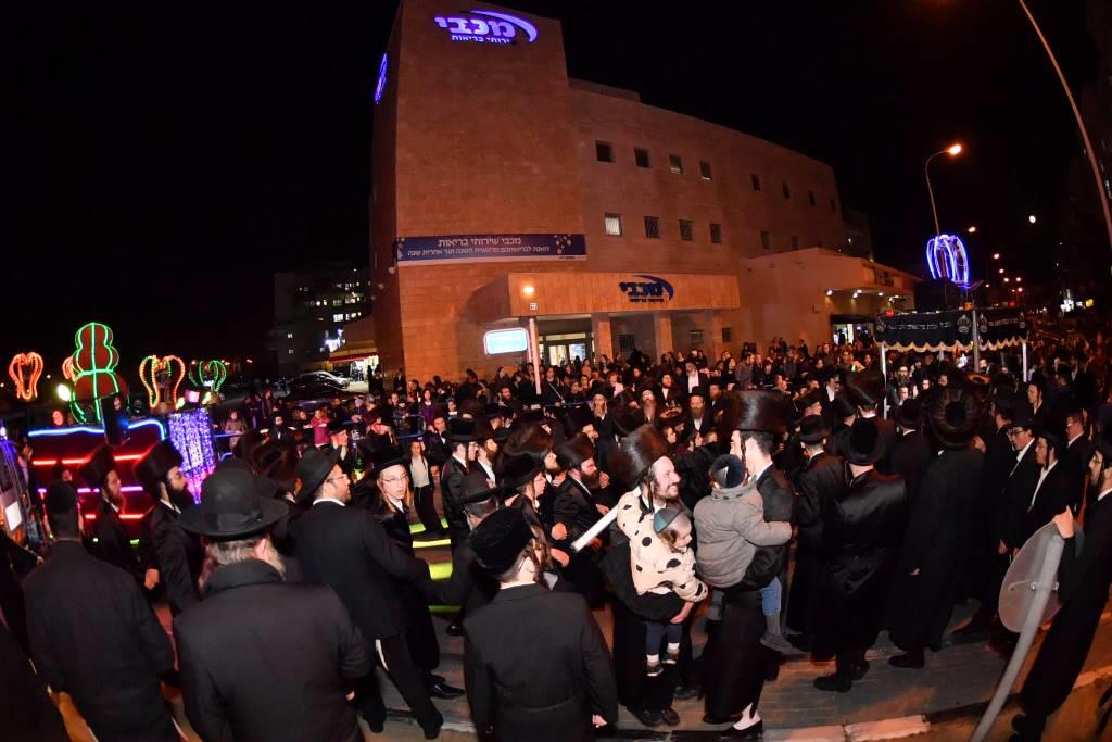 הכנסת ס"ת לבית מדרש שומרי אמונים. צפו