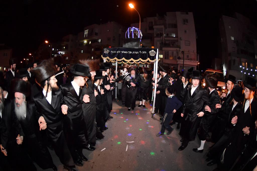 הכנסת ס"ת לבית מדרש שומרי אמונים. צפו