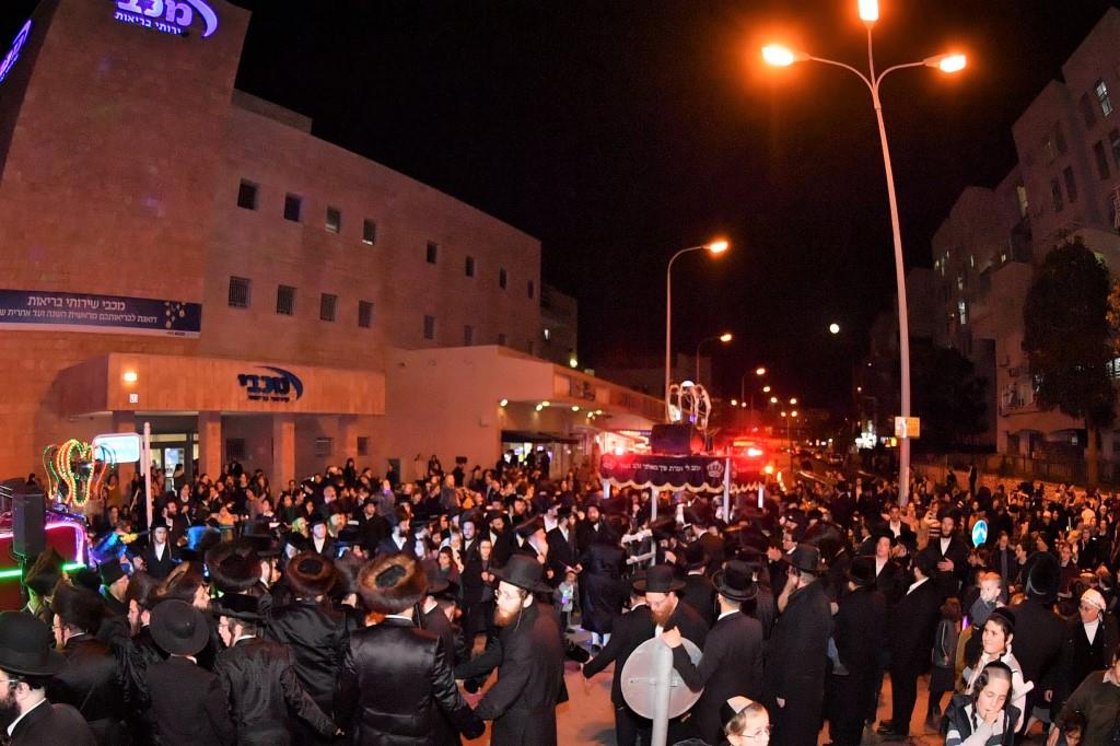 הכנסת ס"ת לבית מדרש שומרי אמונים. צפו