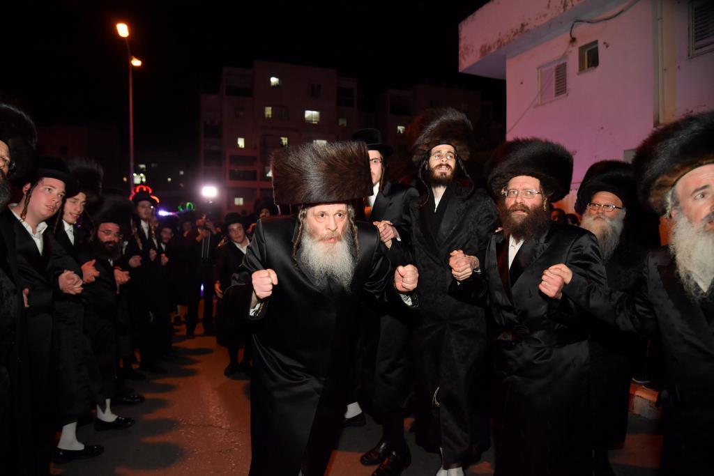 הכנסת ס"ת לבית מדרש שומרי אמונים. צפו