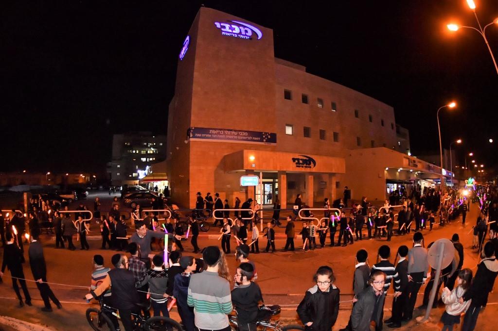 הכנסת ס"ת לבית מדרש שומרי אמונים. צפו