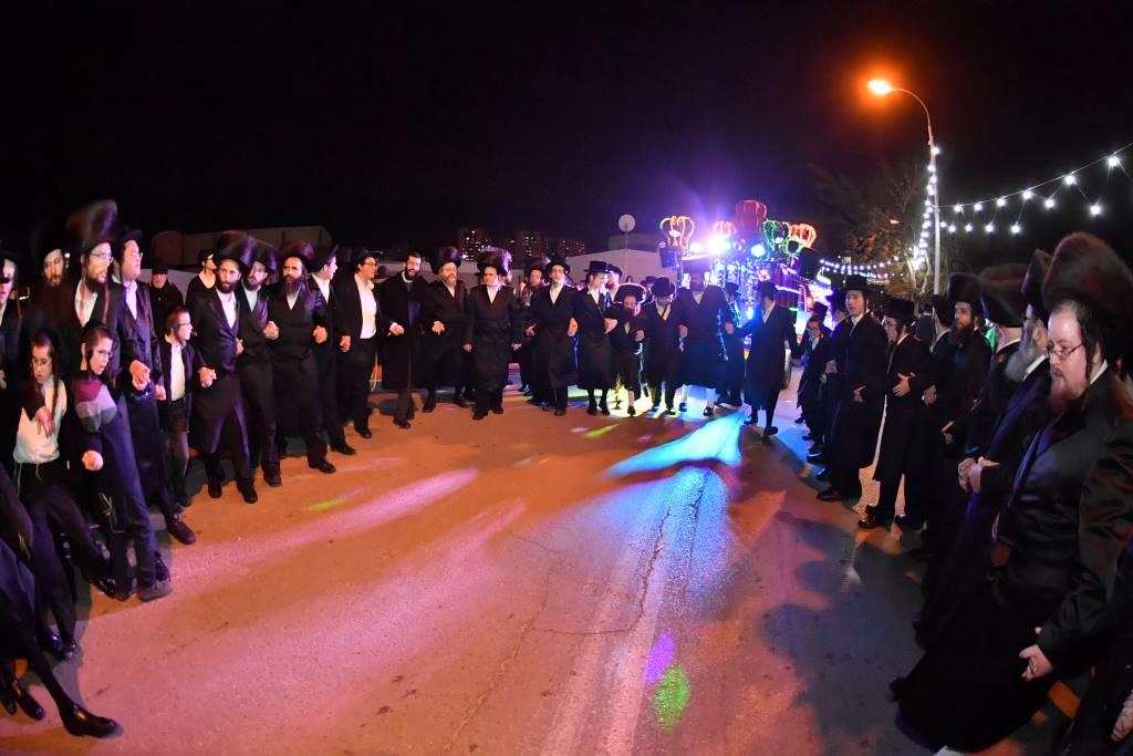 הכנסת ס"ת לבית מדרש שומרי אמונים. צפו