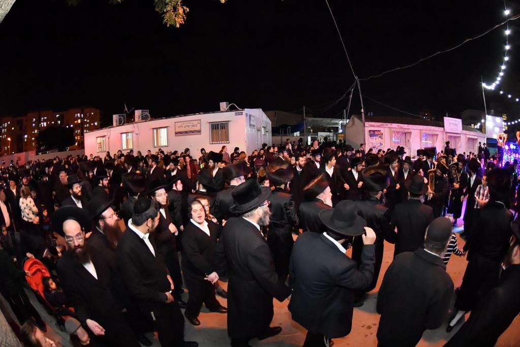 הכנסת ס"ת לבית מדרש שומרי אמונים. צפו