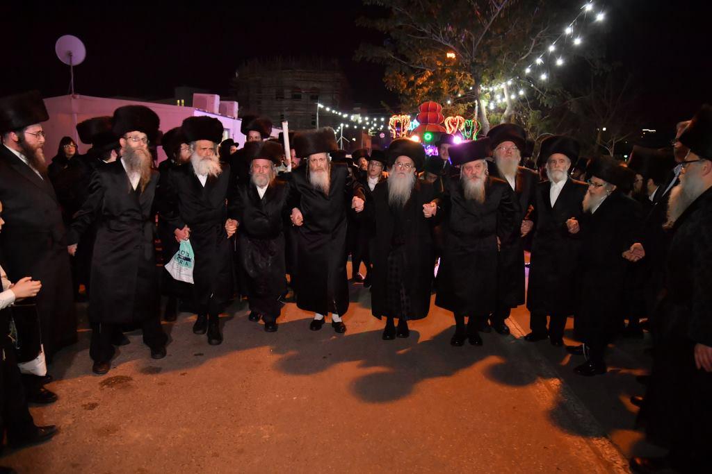 הכנסת ס"ת לבית מדרש שומרי אמונים. צפו