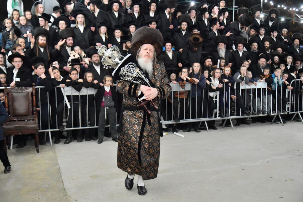 הכנסת ס"ת לבית מדרש שומרי אמונים. צפו