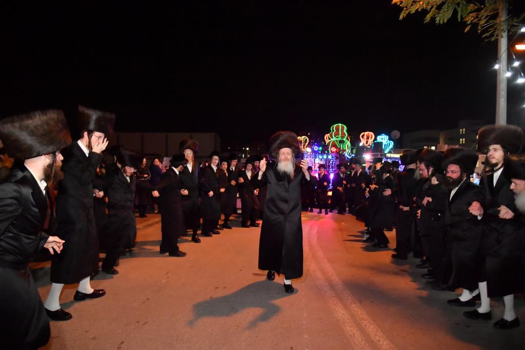 הכנסת ס"ת לבית מדרש שומרי אמונים. צפו