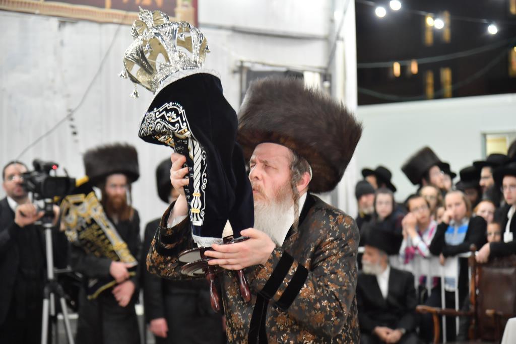 הכנסת ס"ת לבית מדרש שומרי אמונים. צפו