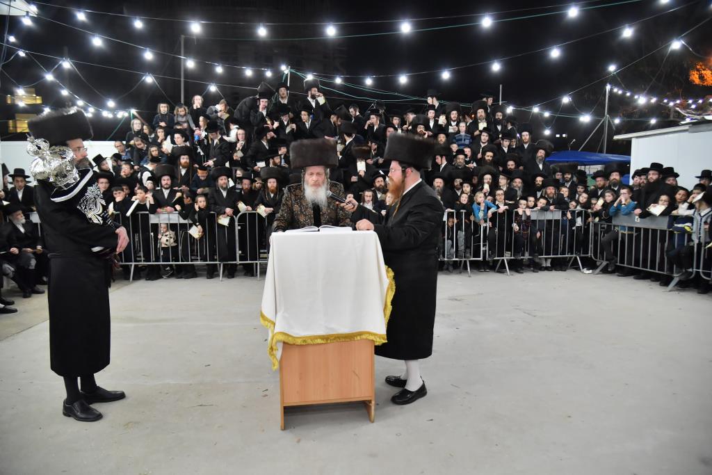 הכנסת ס"ת לבית מדרש שומרי אמונים. צפו