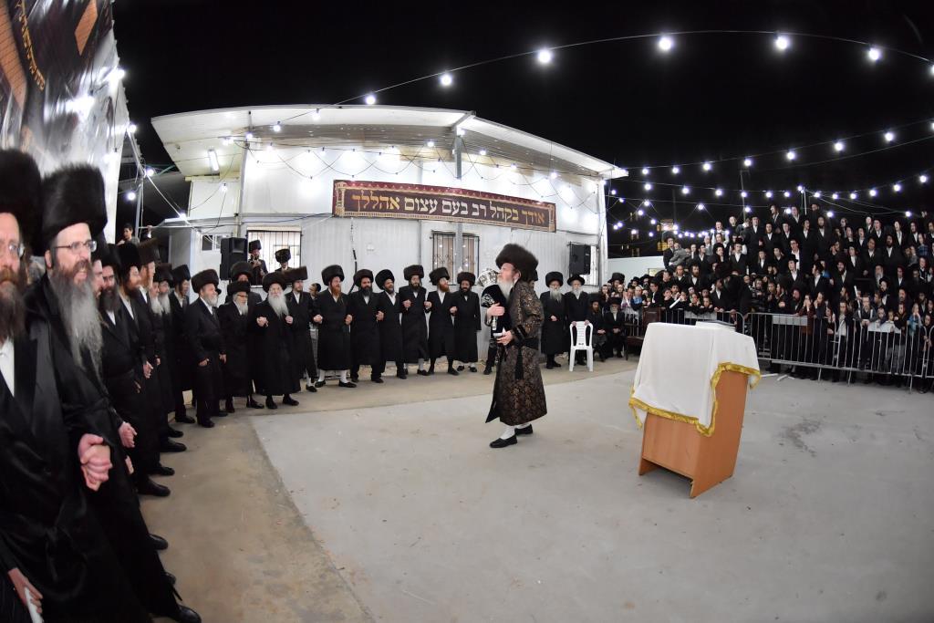 הכנסת ס"ת לבית מדרש שומרי אמונים. צפו