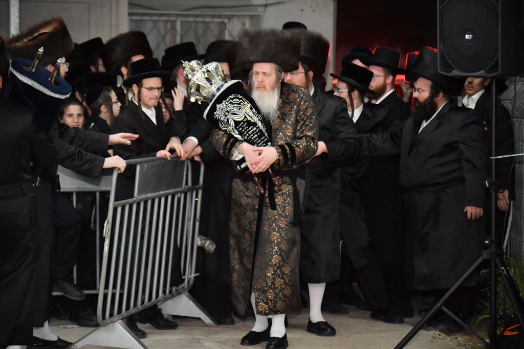 הכנסת ס"ת לבית מדרש שומרי אמונים. צפו