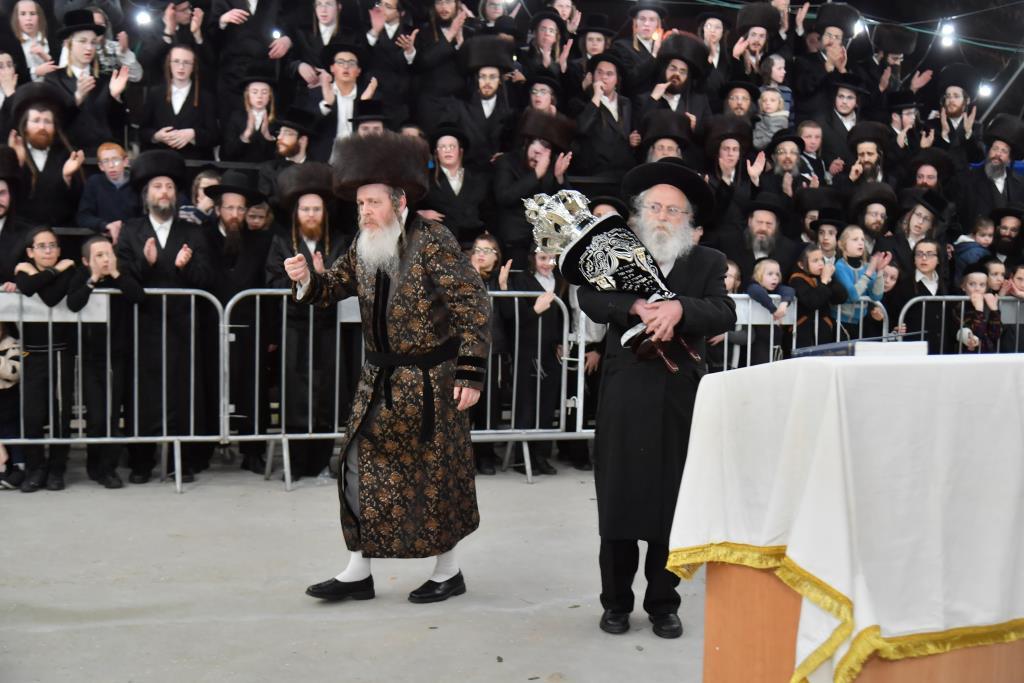 הכנסת ס"ת לבית מדרש שומרי אמונים. צפו