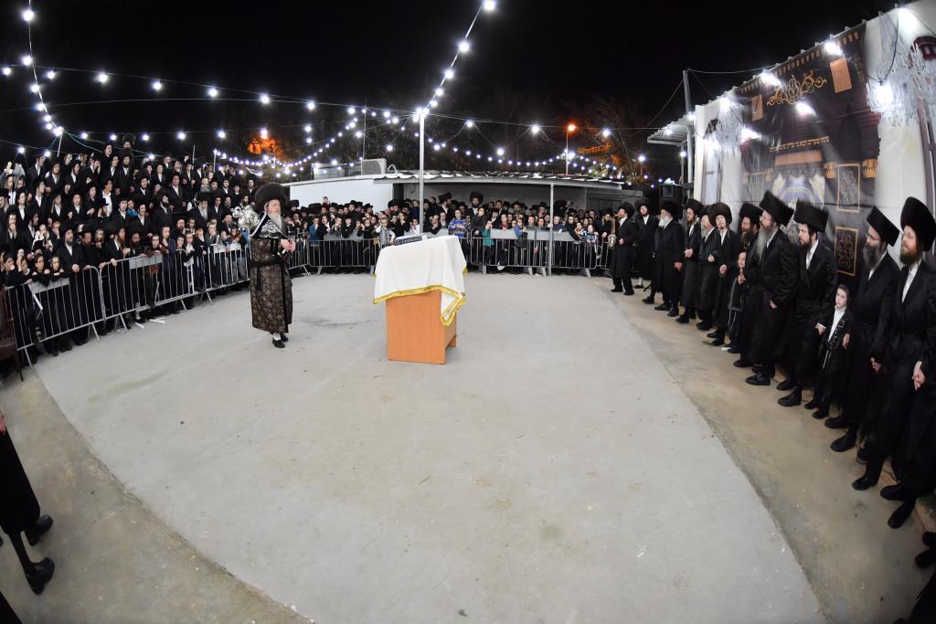 הכנסת ס"ת לבית מדרש שומרי אמונים. צפו