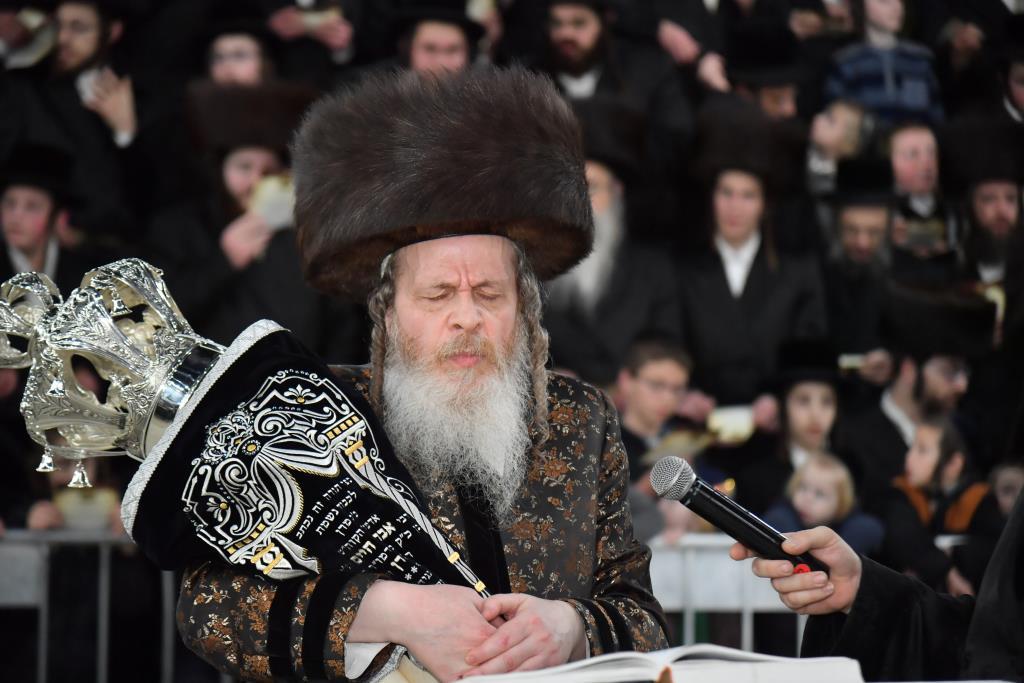 הכנסת ס"ת לבית מדרש שומרי אמונים. צפו