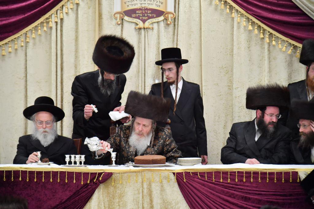 הכנסת ס"ת לבית מדרש שומרי אמונים. צפו