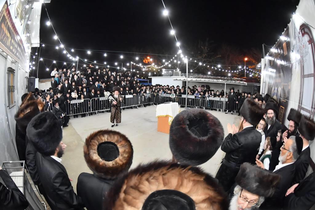 הכנסת ס"ת לבית מדרש שומרי אמונים. צפו