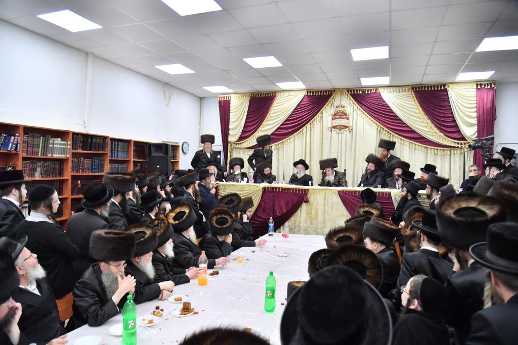 הכנסת ס"ת לבית מדרש שומרי אמונים. צפו