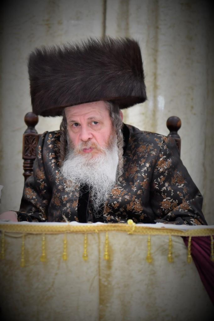 הכנסת ס"ת לבית מדרש שומרי אמונים. צפו