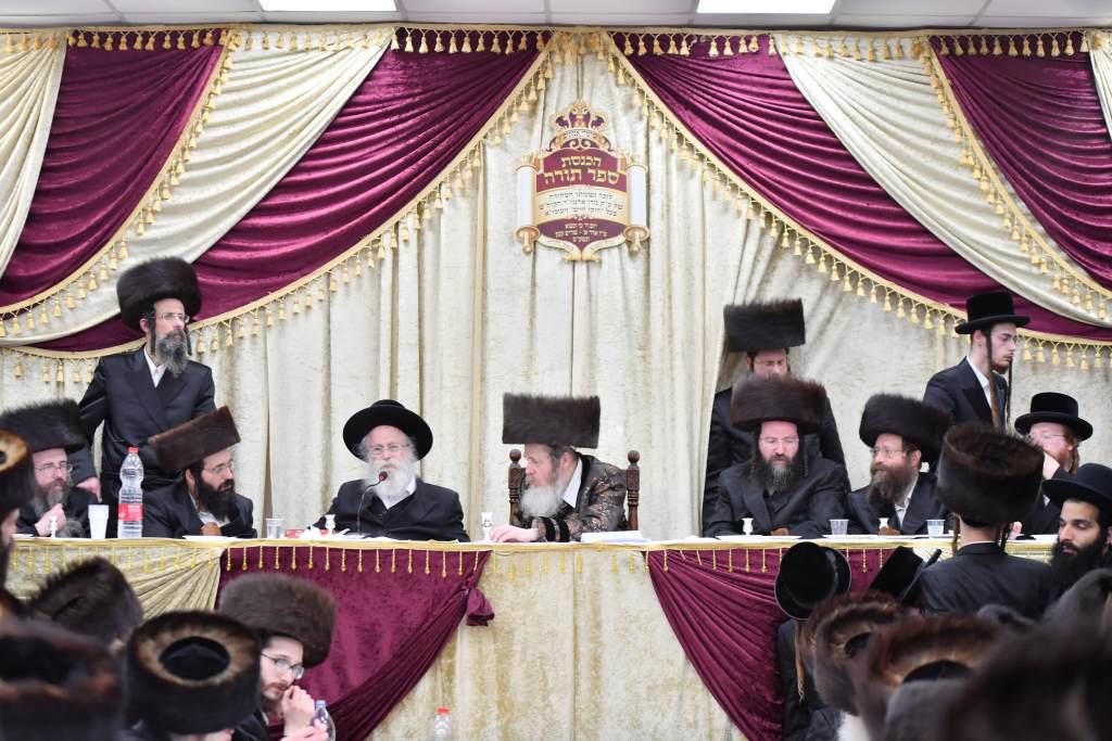 הכנסת ס"ת לבית מדרש שומרי אמונים. צפו