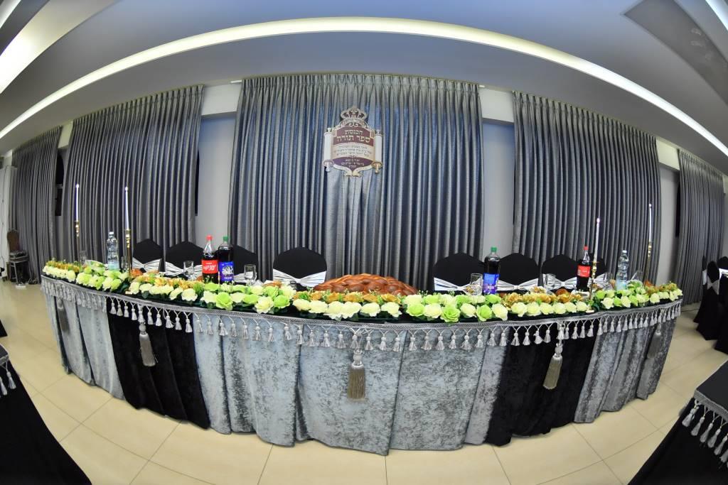 הכנסת ס"ת לבית מדרש שומרי אמונים. צפו