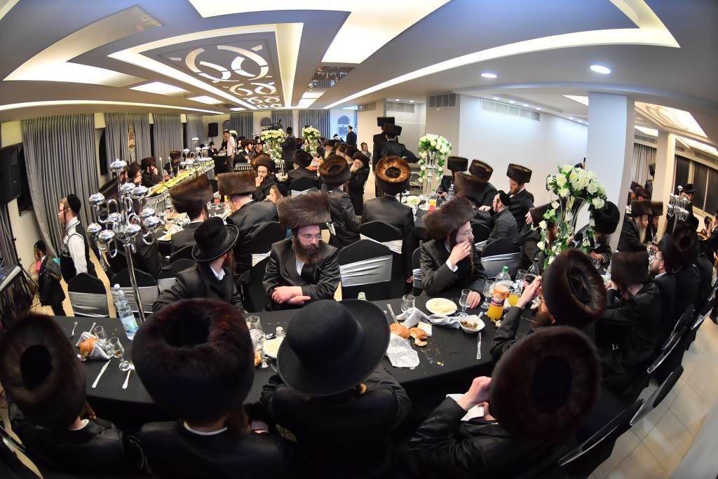 הכנסת ס"ת לבית מדרש שומרי אמונים. צפו