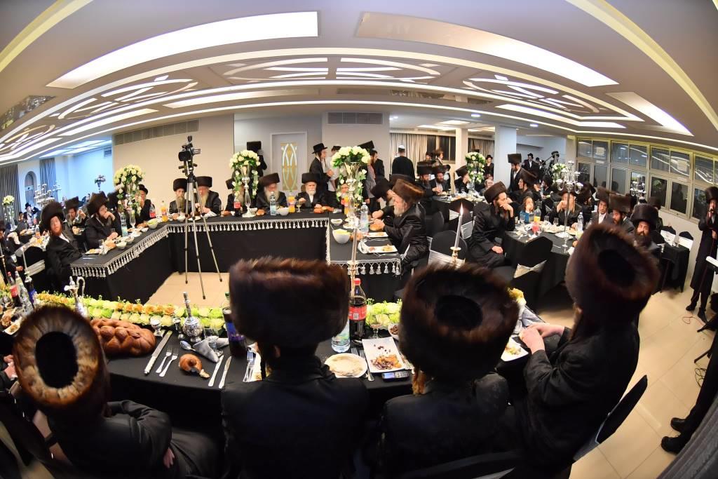 הכנסת ס"ת לבית מדרש שומרי אמונים. צפו