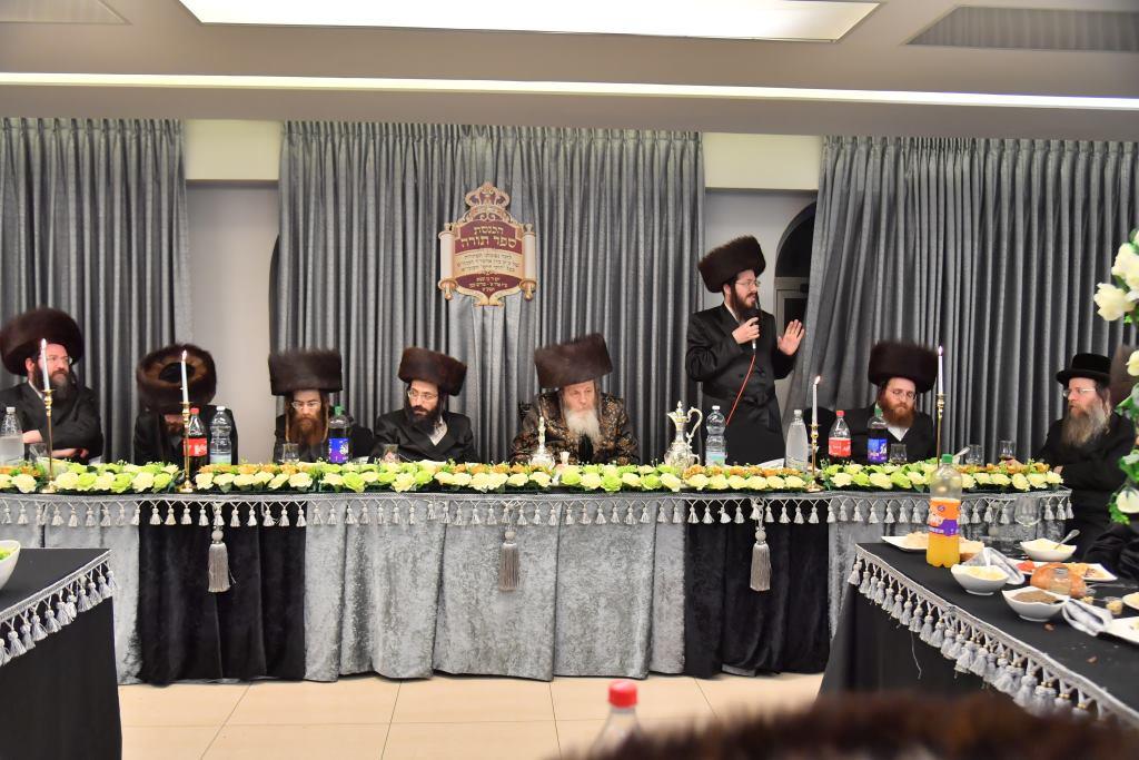 הכנסת ס"ת לבית מדרש שומרי אמונים. צפו