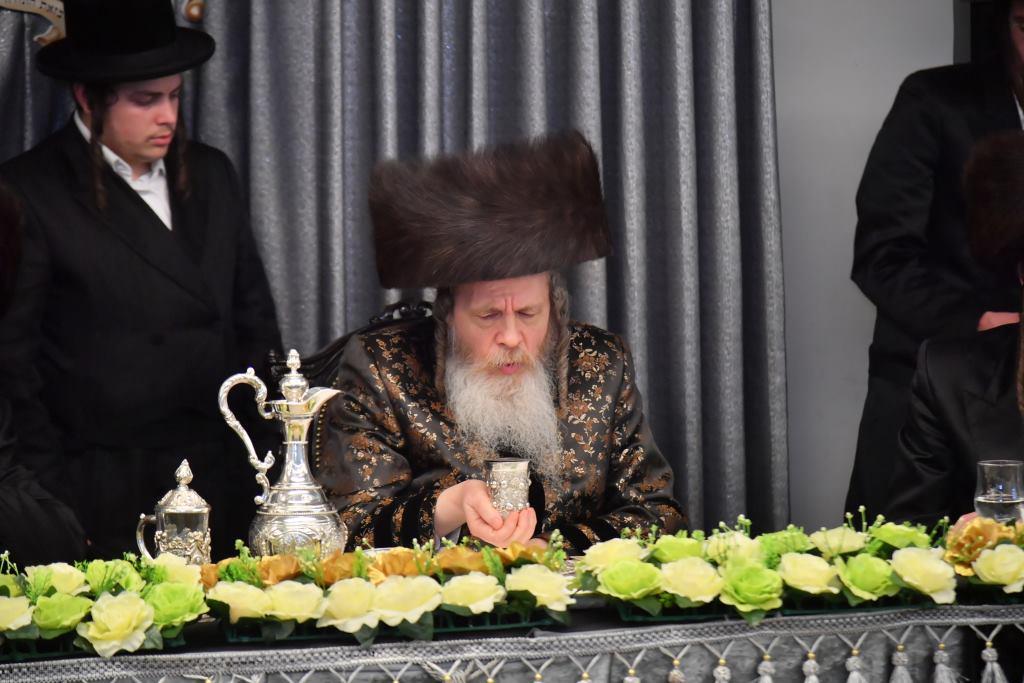 הכנסת ס"ת לבית מדרש שומרי אמונים. צפו