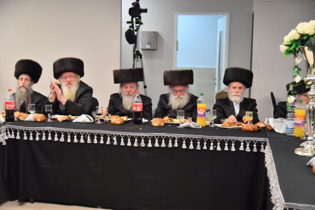 הכנסת ס"ת לבית מדרש שומרי אמונים. צפו