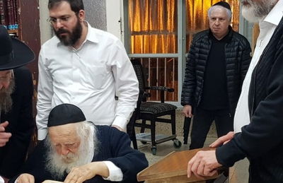 אלוביץ'. מאחורי הגר"ח