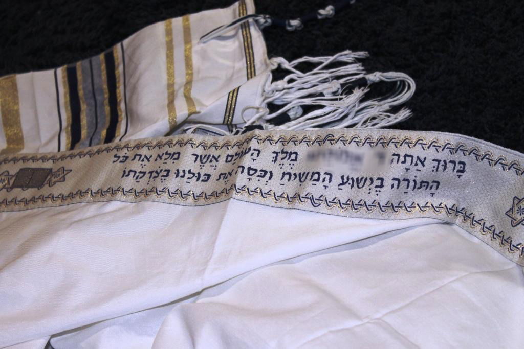 הכיתוב הנוצרי על העטרה של הטלית, אילוסטרציה.