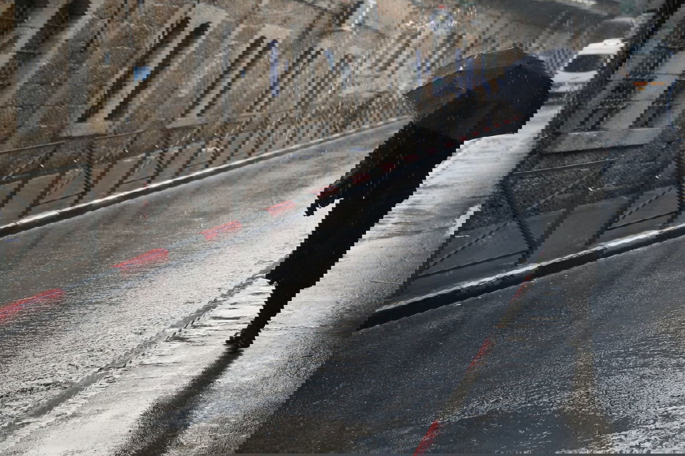 כך התמודדו במאה שערים עם הגשמים. צפו