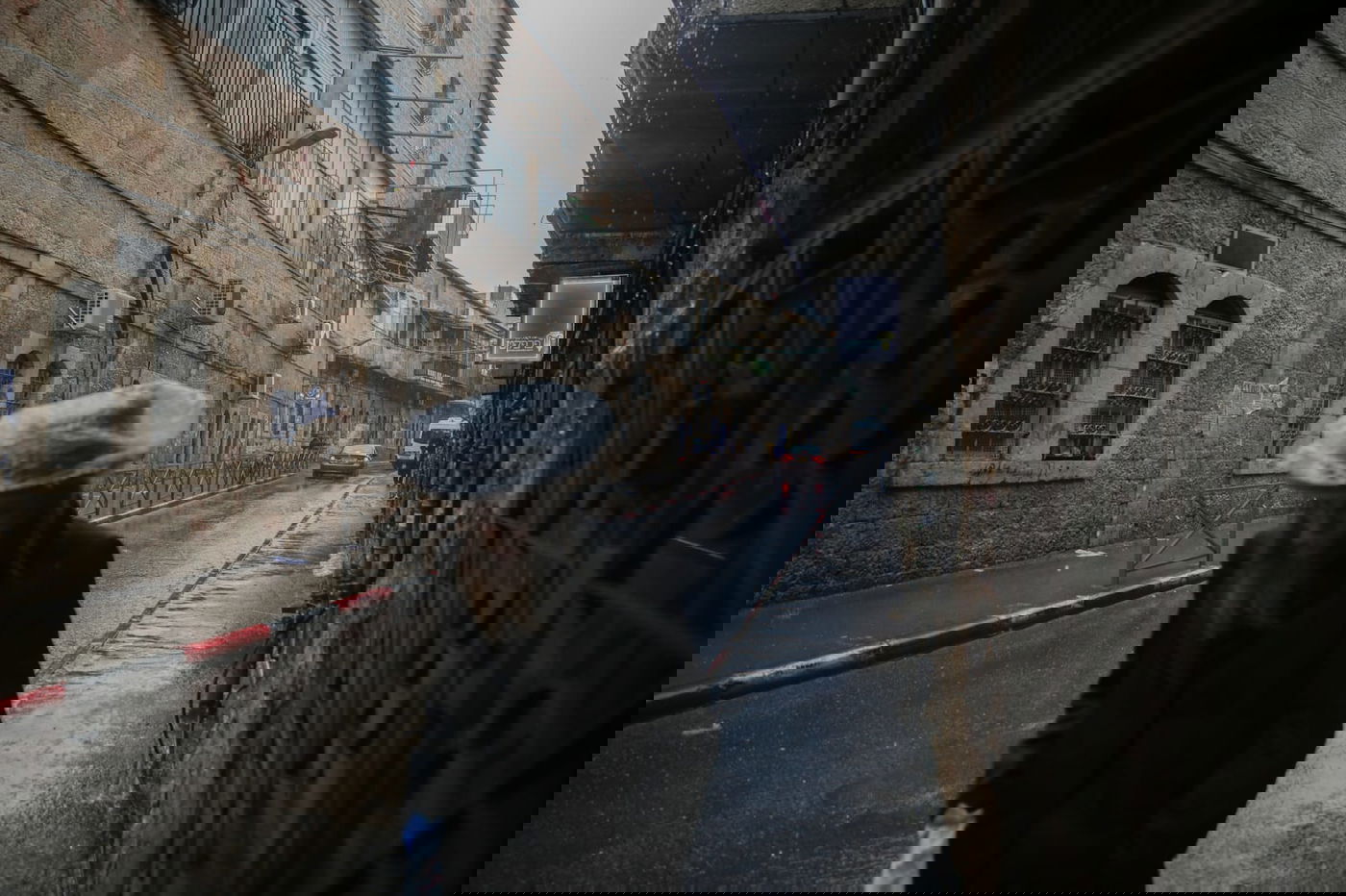 כך התמודדו במאה שערים עם הגשמים. צפו