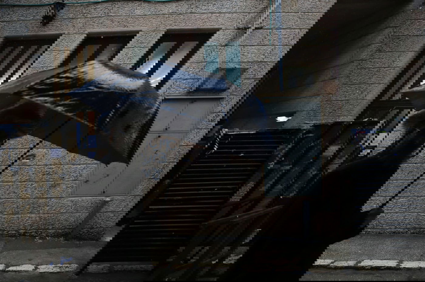 כך התמודדו במאה שערים עם הגשמים. צפו