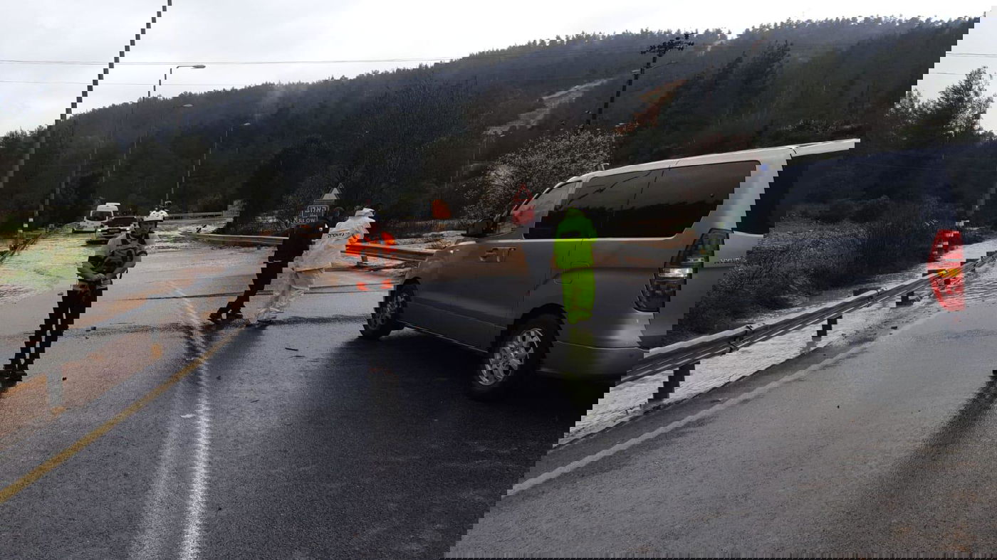 מיניבוס נלכד בזרם מים; ארבעה נוסעים חולצו. צפו