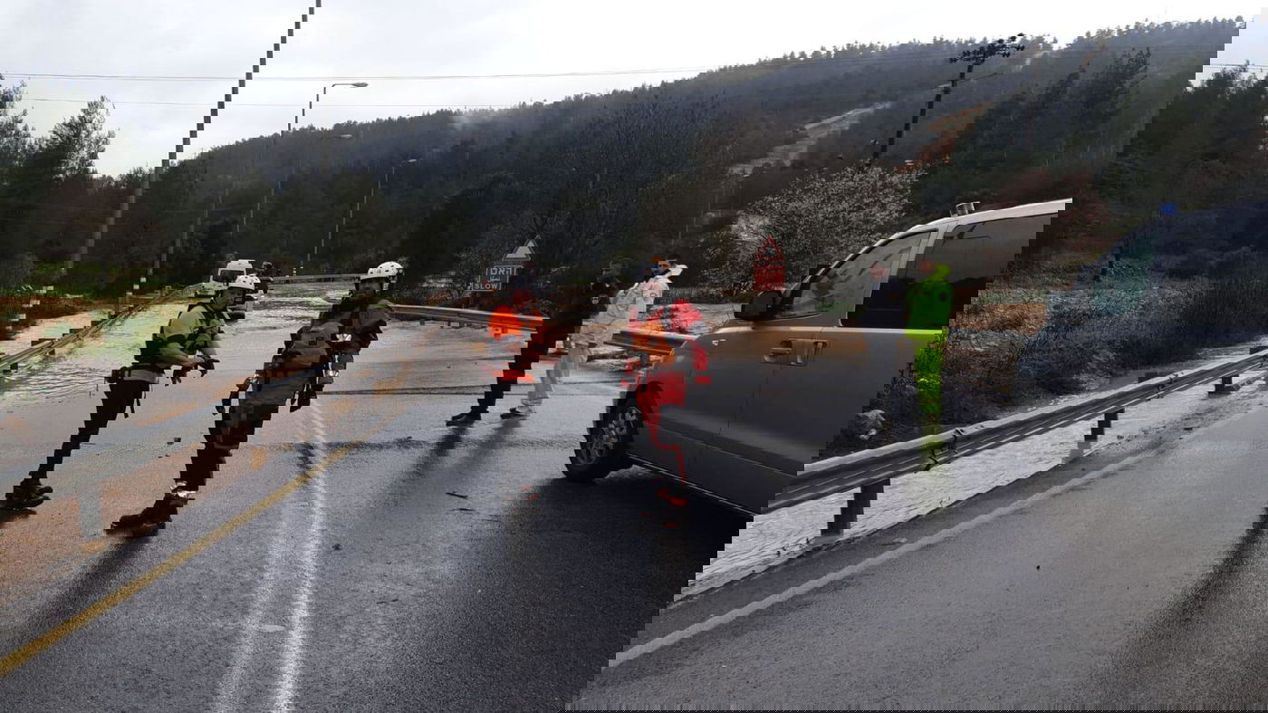 מיניבוס נלכד בזרם מים; ארבעה נוסעים חולצו. צפו