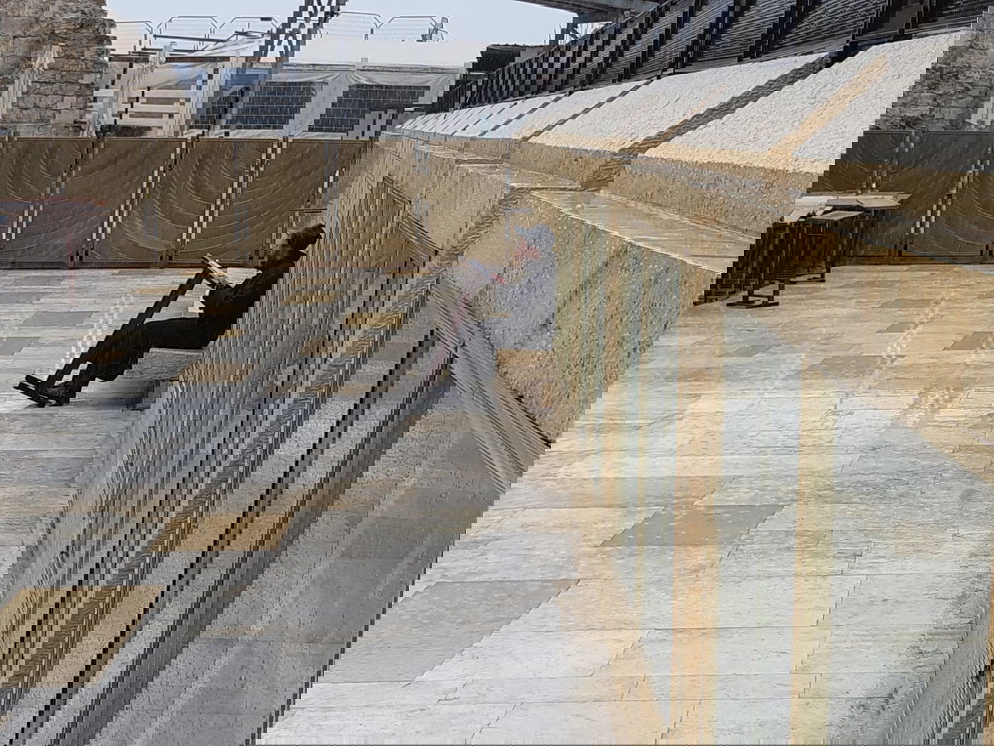 ביום הכי גשום: יושב ולומד ברחבת הכותל המערבי