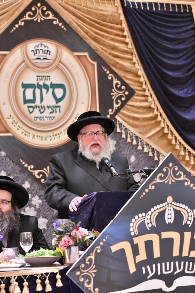 אלפי חסידי סאטמר חוגגים סיום חצי ש"ס