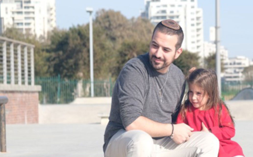 חננאל אוחנה שר לבתו: "למרות הכל ילדה"